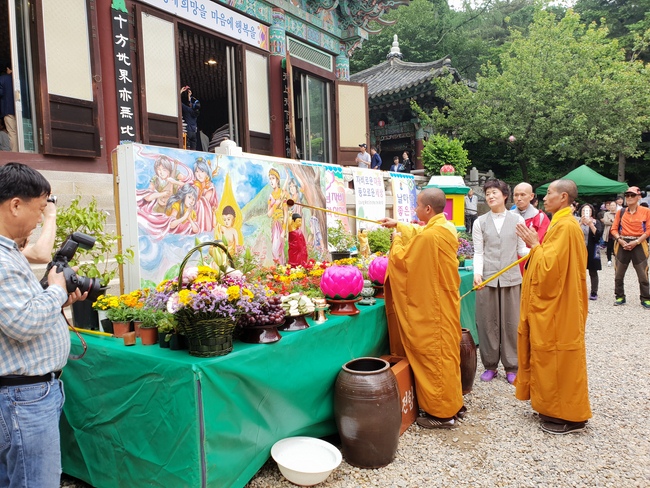 Partake in the Vesak Ceremony at Yonggungsa Cham Joeun Uri Temples